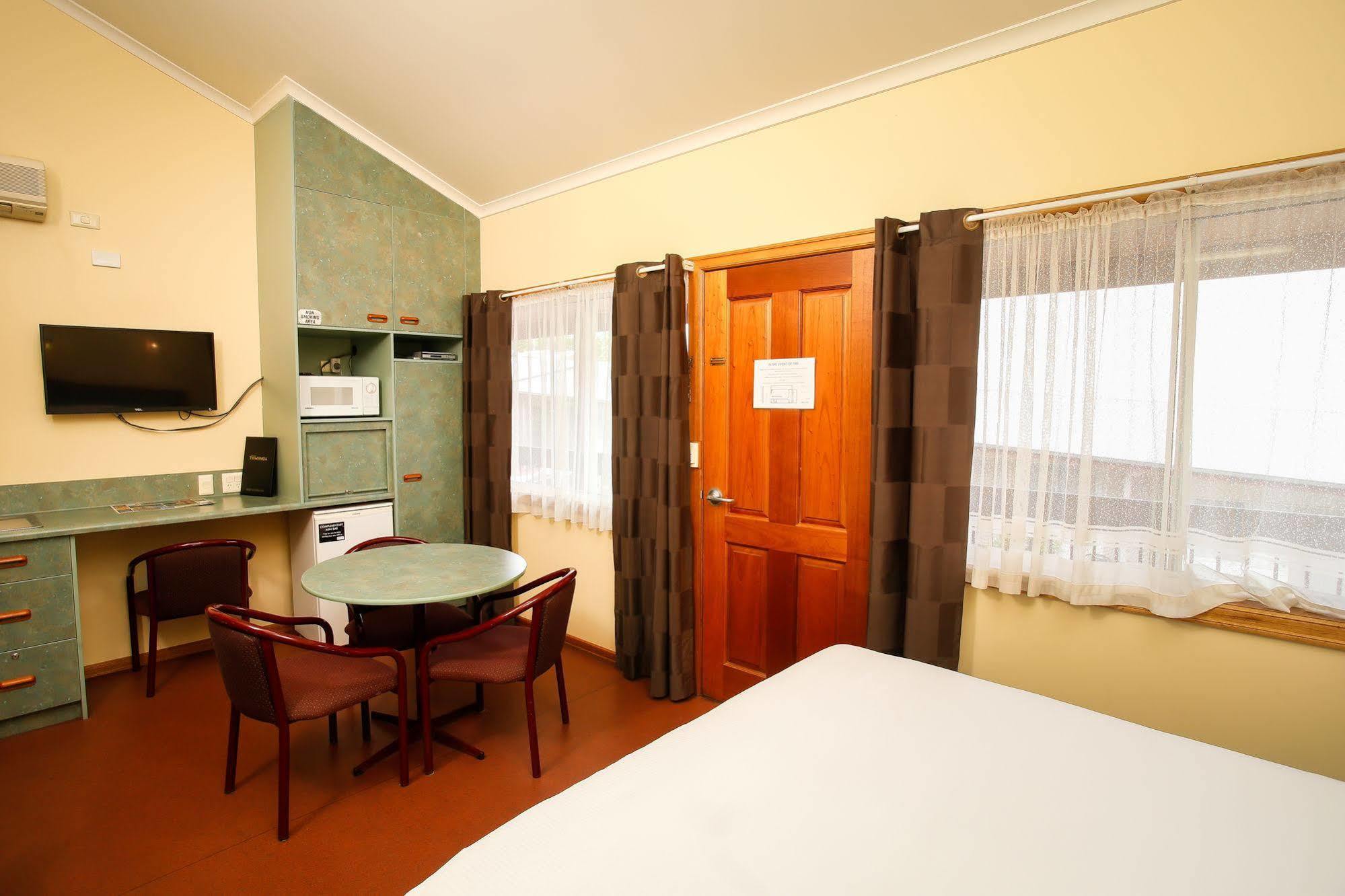 Downs Motel Туумба Екстериор снимка